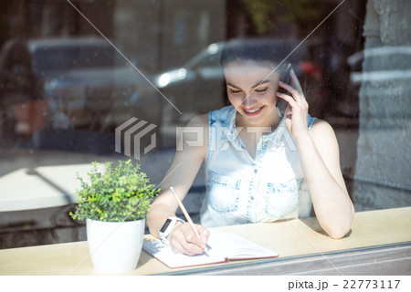 Modern young business woman 22773117