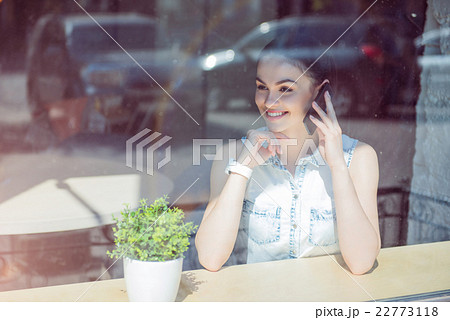 Modern young business woman 22773118