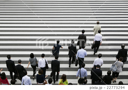 横断歩道をわたるサラリーマン 横断歩道をわたるサラリーマン 22773294