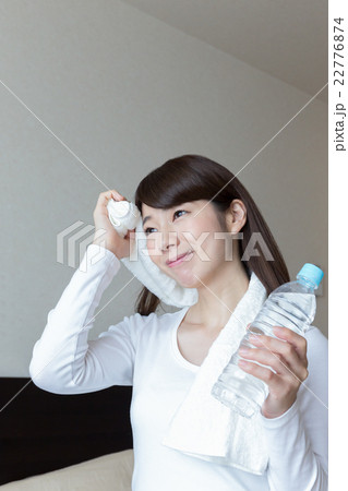 汗を拭く 22776874