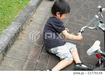 自転車で転ぶ幼児 22778148