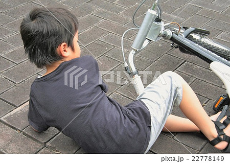 自転車で転ぶ幼児 22778149