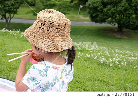 お弁当を食べる女の子 22778151