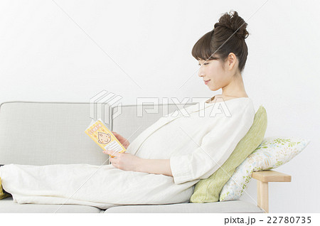 母子手帳を見る妊婦 母子手帳を見る妊婦 22780735