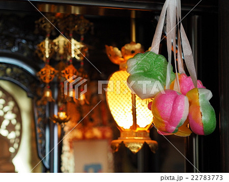 お盆の仏壇飾り とうろう の写真素材