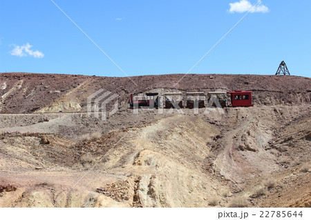青空のゴーストタウンを走る蒸気機関車　アメリカ 22785644