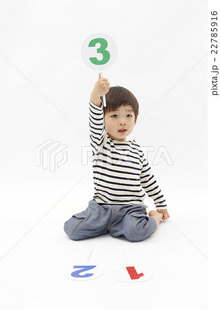 3番の番号札を上げる幼児 22785916