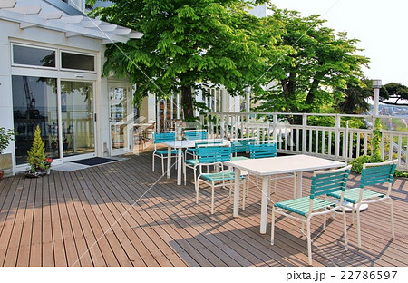 朝日に照らされる海辺のテラス 22786597