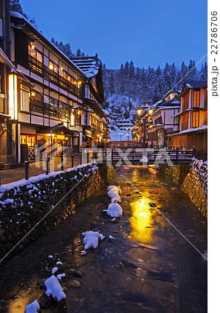 夕闇せまる銀山温泉の写真素材