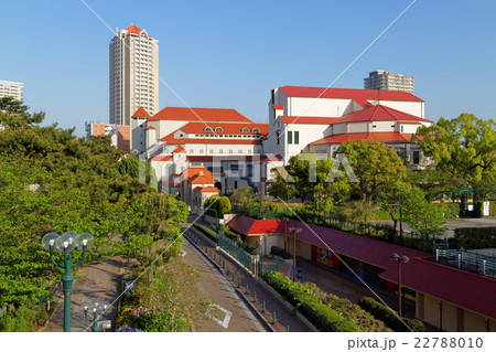 兵庫県宝塚市 宝塚大劇場と高層マンション 22788010