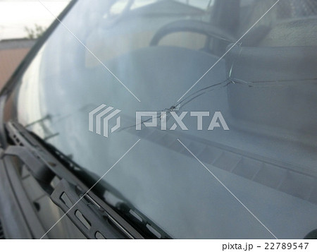 車のフロントガラスに入ったひび割れ 22789547