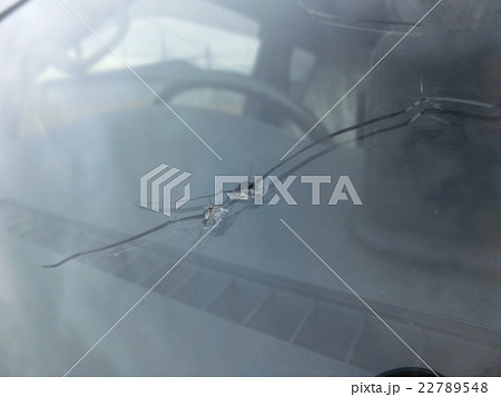 車のフロントガラスに入ったひび割れ 22789548