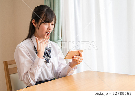 自室でスマホを触る女子高生 自室でスマホを触る女子高生 22789565