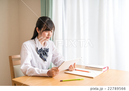 自宅でタブレット学習をする女子高生 自宅でタブレット学習をする女子高生 22789566