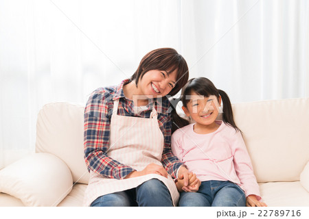 笑顔で上を見る母と娘 笑顔で上を見る母と娘 22789716