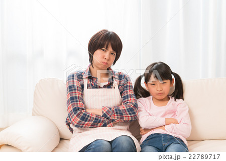 怒る母と娘 22789717