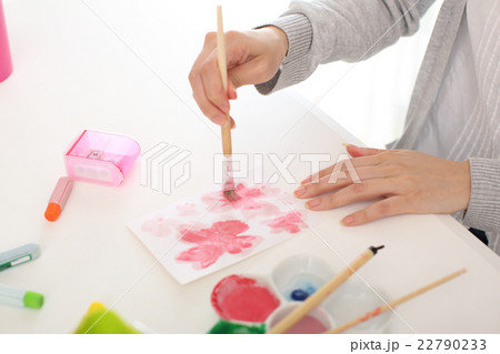 絵手紙を楽しむ女性 22790233