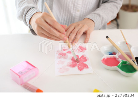 絵手紙を楽しむ女性 22790234
