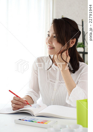 塗り絵をする女性 22791944