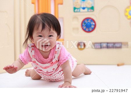 赤ちゃん ハイハイ オモチャ おもちゃ ベビー 0歳 笑顔 笑う コピースペース はいはい の写真素材