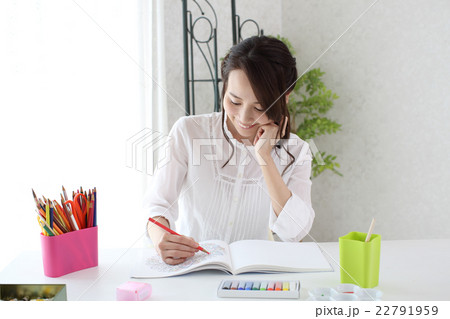 塗り絵をする女性 塗り絵をする女性 22791959