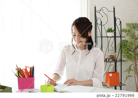 塗り絵をする女性 塗り絵をする女性 22791966