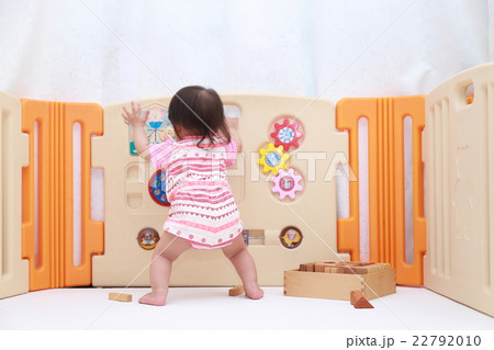 赤ちゃん (つかまり立ち 立つ オモチャ おもちゃ ベビー 0歳 笑顔 笑う コピースペース) 22792010