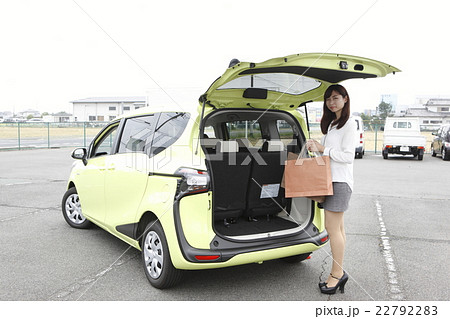 車に荷物を積む若い女性 車に荷物を積む若い女性 22792283