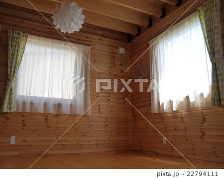 温かみのある全面木の部屋の写真素材