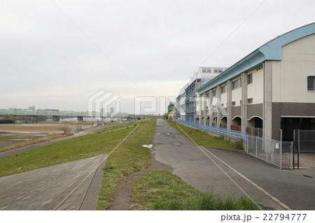 荒川土手に建つ舟戸学園 22794777