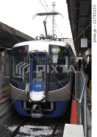 西鉄大牟田駅に停車中の西鉄天神大牟田線3000形（特急：西鉄天神行） 22795255