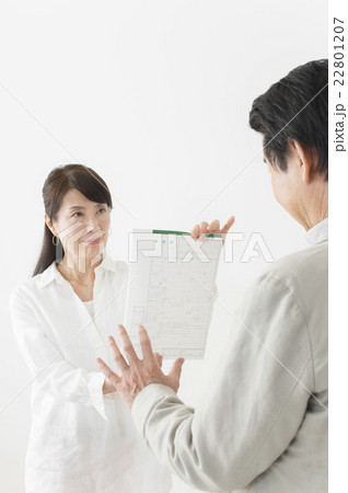 離婚届けを突き付けるミドル女性 離婚届けを突き付けるミドル女性 22801207
