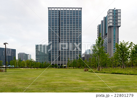 港区立芝浦中央公園から見た品川シーズンテラスの写真素材