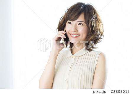 若い女性　スマホ 22803015