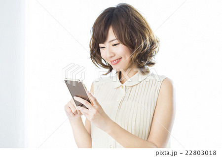 若い女性 スマホの写真素材 [22803018] - PIXTA