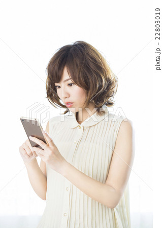 若い女性　スマホ 22803019