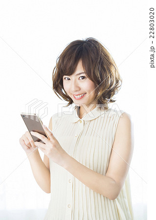 若い女性　スマホ 22803020
