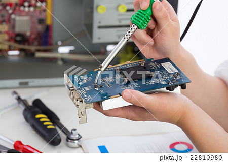 パソコン修理をする男性 22810980