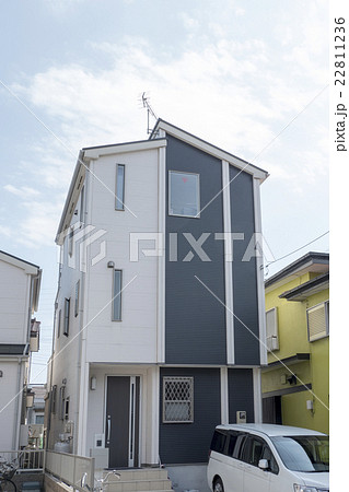 住宅　狭小住宅　イメージ　都市部　3階建て 22811236