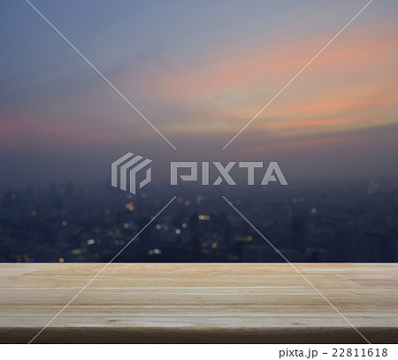 Empty wooden table with aerial view of cityscape 22811618
