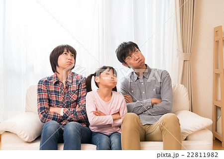 腕を組んで怒る家族 腕を組んで怒る家族 22811982