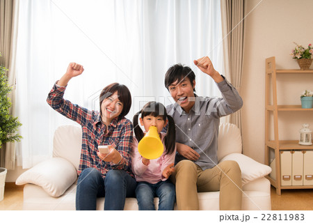 TV観戦して応援する家族 22811983