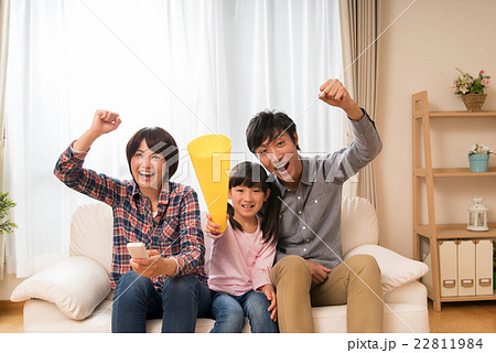 TV観戦して応援する家族 TV観戦して応援する家族 22811984