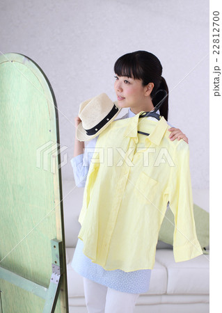お出かけの洋服をコーディネートする主婦 お出かけの洋服をコーディネートする主婦 22812700