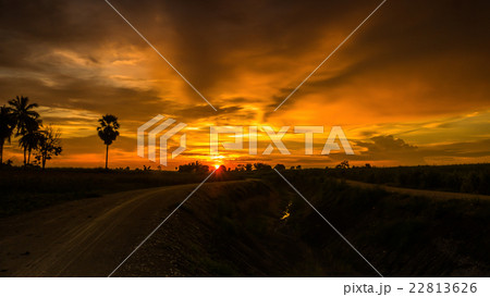 Beautiful rural sunset on the horizon. 22813626