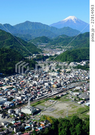 岩殿山から見る富士山と大月市 22814063