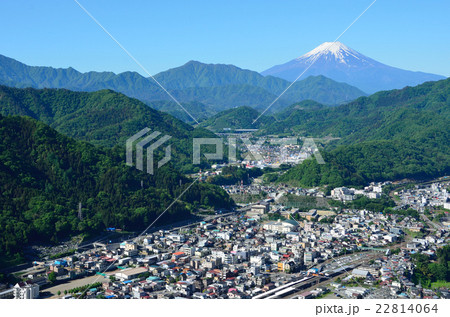 岩殿山から見る富士山と大月市 岩殿山から見る富士山と大月市 22814064