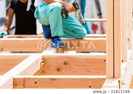 上棟　棟上げ　建前　作業員　大工　基礎工事　住宅建設　鉄筋　工事　建設業　マイホーム　 22815198