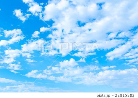 初夏の空 空 梅雨前 晴れの空 空の画像素材 コピースペース ブルースカイイメージ 雲片 初夏の空 空 梅雨前 晴れの空 空の画像素材 コピースペース ブルースカイイメージ 雲片 22815582