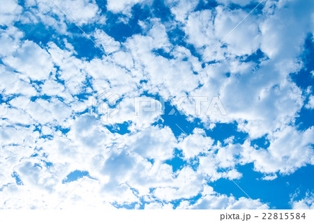 初夏の空 空 梅雨前 晴れの空 空の画像素材 コピースペース ブルースカイイメージ 雲片 の写真素材